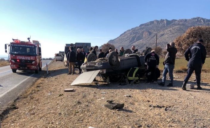 Lastiği patlayan otomobil takla attı: 2 yaralı