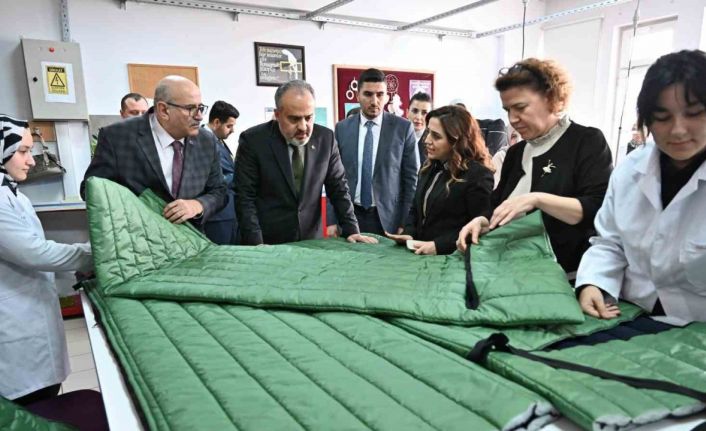 Liseli gençlerden depremzedeler için uyku tulumu