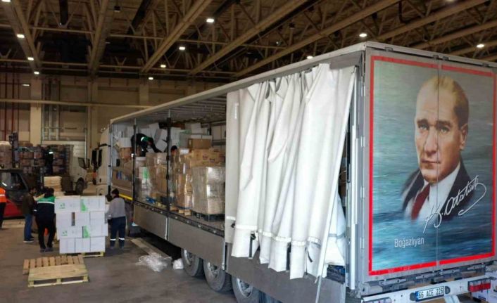 Lojistik aktarma merkezi deprem bölgesine giden binlerce ürünü kategorize ediyor