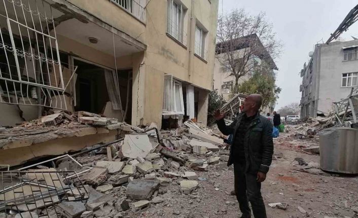 Mahalle yerle bir oldu, geride bir tek muhtar kaldı