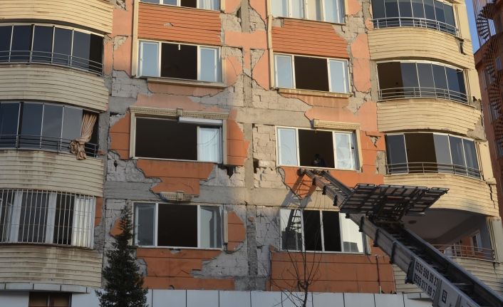Malatya depremi de ders olmadı, hasar gören binalardan eşyalar halen tahliye ediliyor