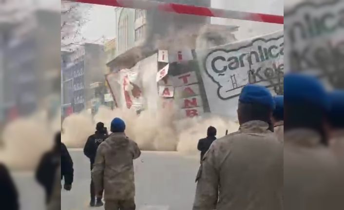 Malatya’daki artçı depremde 4 katlı iş merkezi böyle çöktü