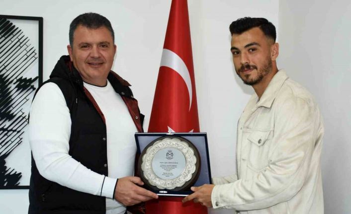Manisa FK’dan Çağrı Giritlioğlu’na teşekkür plaketi