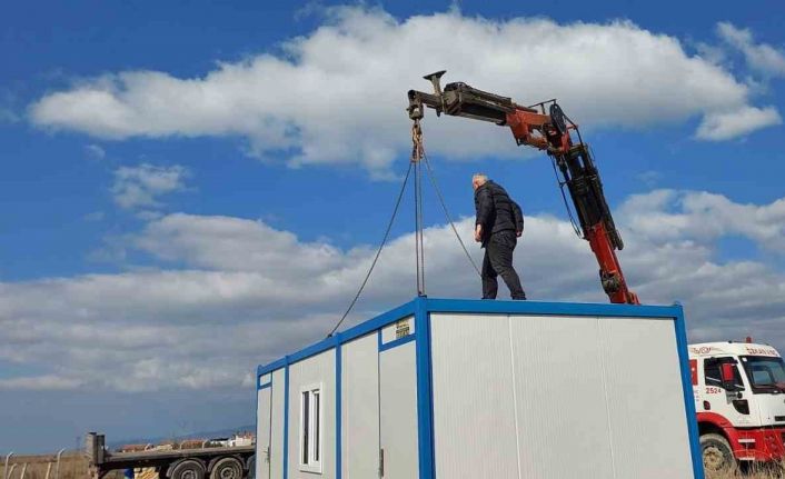 Manisa’dan deprem bölgesine 17 konteyner ev