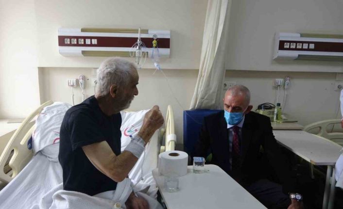 Marmaris Kaymakamı Aksoy devlet hastanesinde tedavi gören depremzedeler ile görüştü