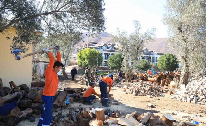 Marmaris’ten deprem bölgesine yakacak desteği sürüyor