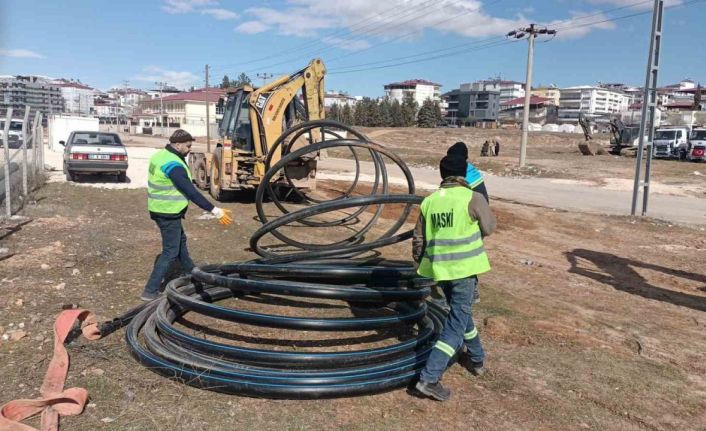 MASKİ ekipleri konteyner kente içme suyu hattı döşüyor