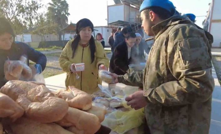 Mehmetçik, deprem bölgesinde 40 bin kişilik sıcak yemek ve 557 bin 600 kumanya dağıttı