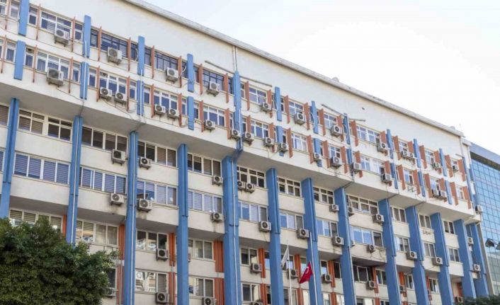 Mersin Büyükşehir Belediyesi, depremde hasar alan Kırmızı Lacivert İş Merkezini boşaltıyor