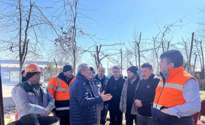 Milletvekili Şahin Tin, deprem bölgesindeki gönüllüler ve görevlilerle bir araya geldi