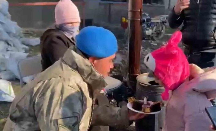 Minik Ayşegül’e Mehmetçikten özel doğum günü kutlaması