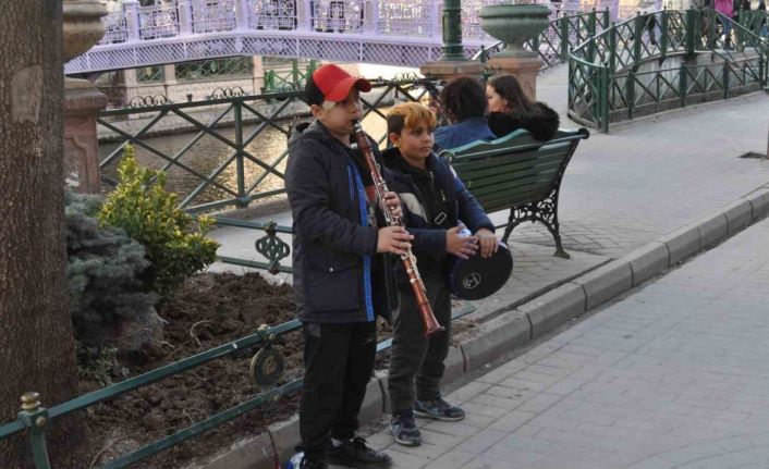 Minik müzisyenler görenlerin içini ısıttı