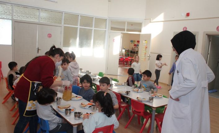 Minikler ücretsiz yemekle buluştu