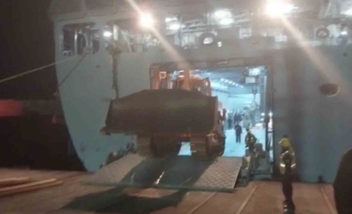 MSB: “TCG Sancaktar ve TCG Bayraktar gemileri iş makinelerini İskenderun Limanı’na ulaştırdı”