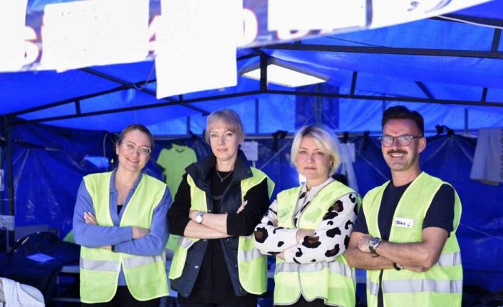 Muratpaşa’daki yardım toplama merkezinde yerleşik yabancılar da gönüllü çalışıyor