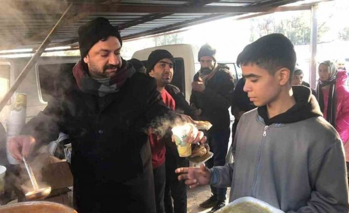 Mut Belediyesi deprem bölgesinde ekmek, su, yemek ve sıcak çorba dağıtıyor
