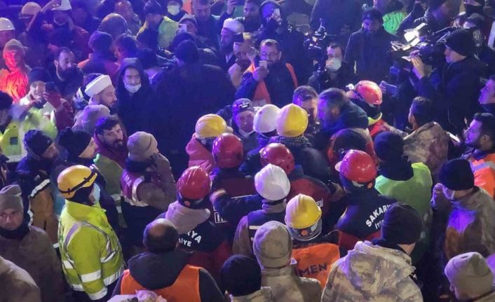 Naime abla asrın felaketinde umudun adı oldu, 165. saatte enkazdan kurtarıldı