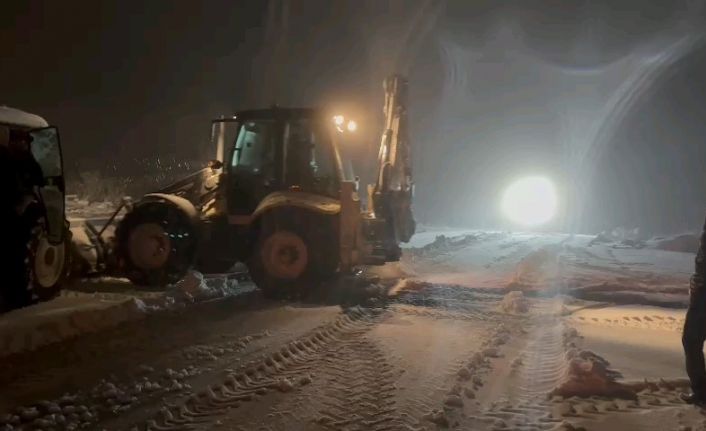 Nişan töreni dönüşü kar yağışına hazırlıksız yakalananlara belediye ekipleri ulaştı