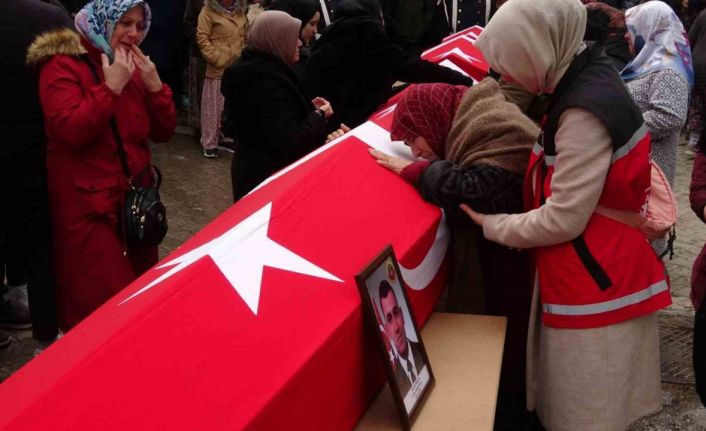 Oğlunun ve torunlarının tabutlarına sarılıp gözyaşı döktü, ağıtları yürekleri dağladı