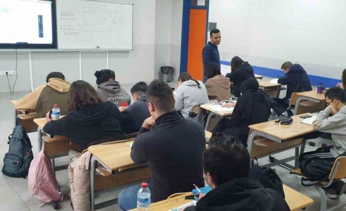 Öğrenciler İngilizce ve matematik bilgilerini bu kurslarda geliştiriyor