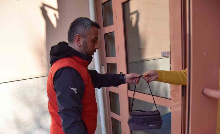 Okula giden depremzede çocuklar için her gün beslenme çantası hazırlanıyor