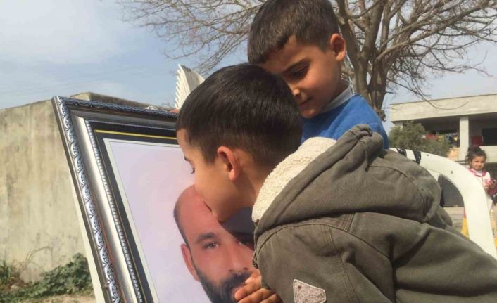 Öldürülen babasının fotoğrafına sarılıp gözyaşlarına boğuldu