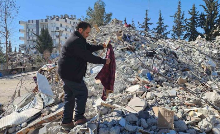 Önce üniversite öğrencisi oğlunu göçük altından çıkardı, şimdi ders notlarını arıyor