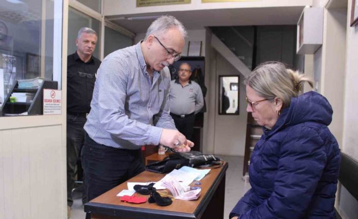 Otobüste unuttuğu altın ve para dolu çantasına kavuştu