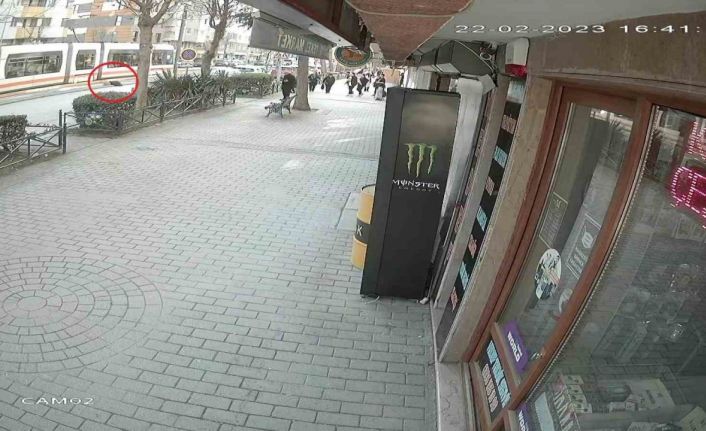 (ÖZEL) Tramvayın çarptığı 78 yaşındaki kadının hayatını kaybettiği kaza anı güvenlik kamerasına yansıdı