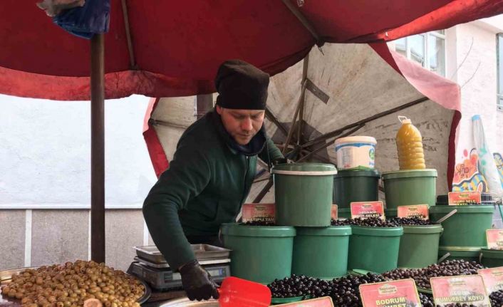 Pazar esnafı mor zeytin ve asma yaprağı salamurasının talep görmesinden memnun