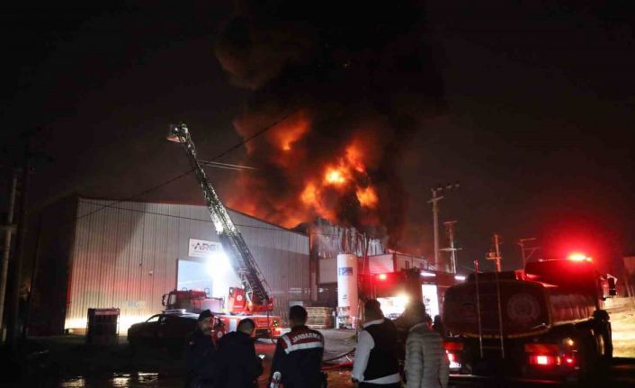 Plastik geri dönüşüm fabrikası alev alev yandı
