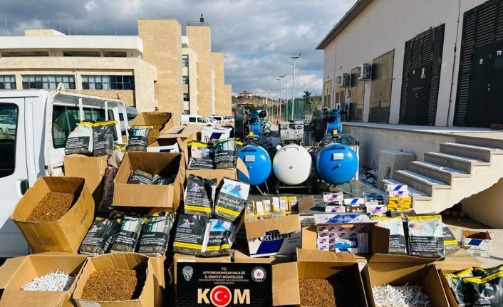 Polisten 2 işyeri ve 5 eve makaron baskını