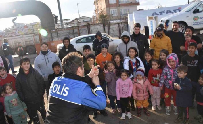 Polisten depremzede çocuklar için etkinlik