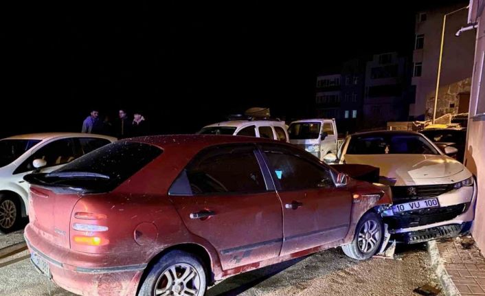 Polisten kaçan sürücü park halindeki milyonluk otomobile çarptı