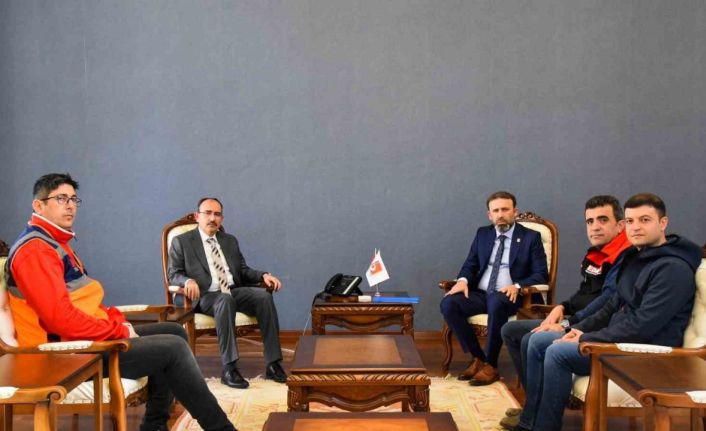 Rektör Beydemir, arama kurtarma faaliyetlerine katılan gönüllü personellerle bir araya geldi