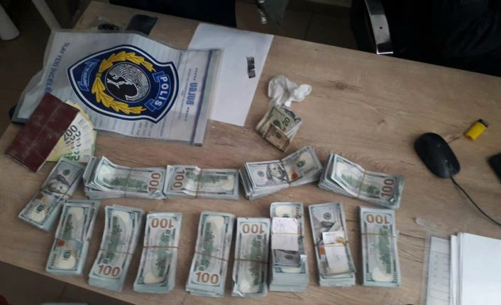 Rus ekip Kahramanmaraş’ta enkazda bulduğu 150 bin doları polise teslim etti
