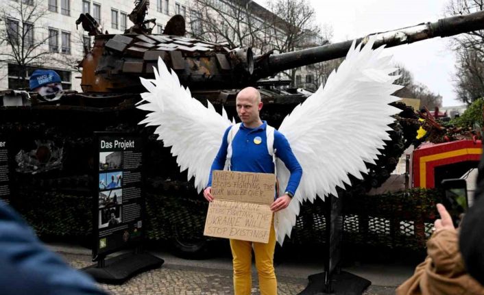 Rusya’nın Berlin Büyükelçiliğinin önüne savaşta hasar gören Rus tankı getirildi