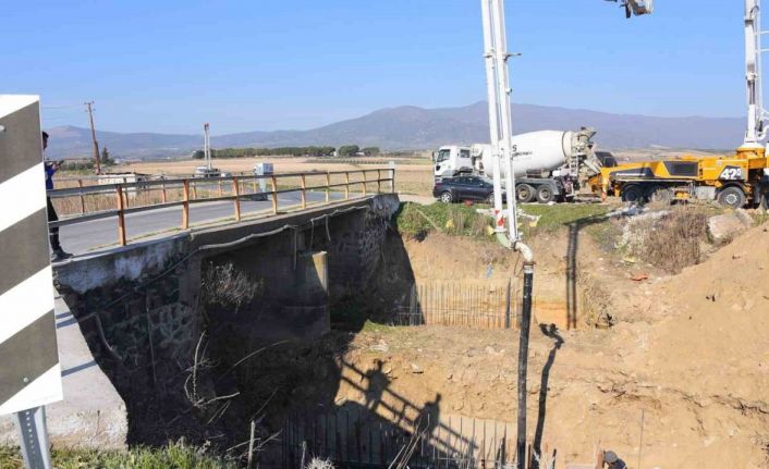 Salihli’de yeni köprülerin ayak temelleri atılıyor