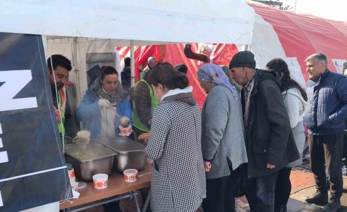 Selçuk Belediyesi Malatya’da yemek ve sosyal market çadırı kurdu