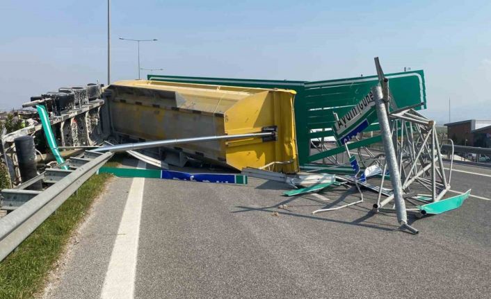 Seyir halinde dorsesi açılan kamyon ortalığı savaş alanına çevirdi