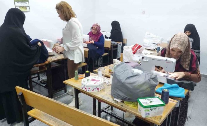 Sınıfılar dikiş atölyesine dönüştü: Depremzedeler için atkı ve bere dikiyorlar