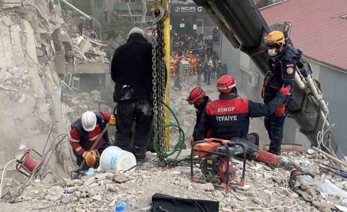 Sinop İtfaiyesi, 7 yaralı ve 36 cansız bedeni enkaz altından çıkardı