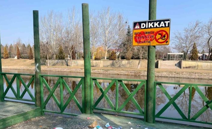 Sorumsuzca atılan çöpler eşsiz Porsuk manzarasına gölge düşürüyor