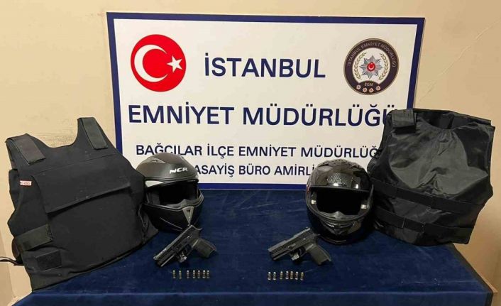 Şüpheli araçta bulunan şahısların üzerinden tabanca, fişek ve  2 adet çelik yelek çıktı