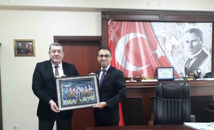 Tekin, Kaymakam Yılmaz’a Alaplı Belediye Spor Forması hediye etti