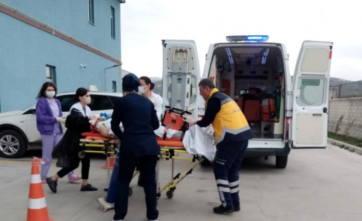 Tırın çarptığı emekli öğretmen ağır yaralandı