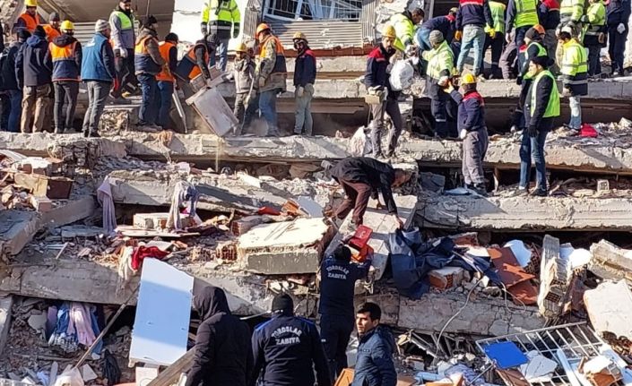 Toroslar Belediyesi ekipleri, Kırıkhan’da küçük çocuğu enkazdan sağ olarak kurtardı
