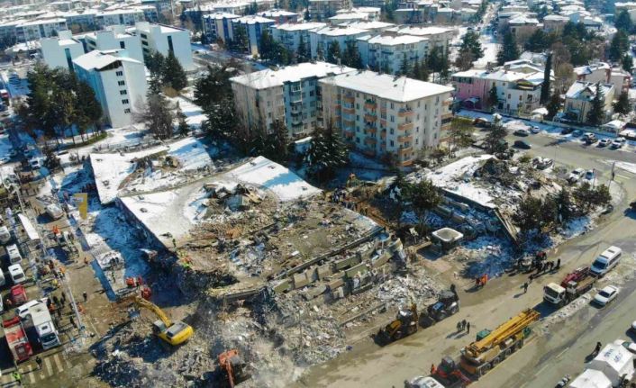 TSK arama-kurtarma ekipleri, enkaz alanında vatandaşların bulunması için yoğun çaba sarf ediyor