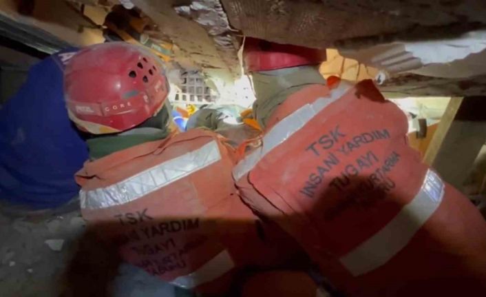 TSK İnsani Yardım Tugayı, Malatya’da Meral Nakir’i sağ olarak enkaz altından çıkardı