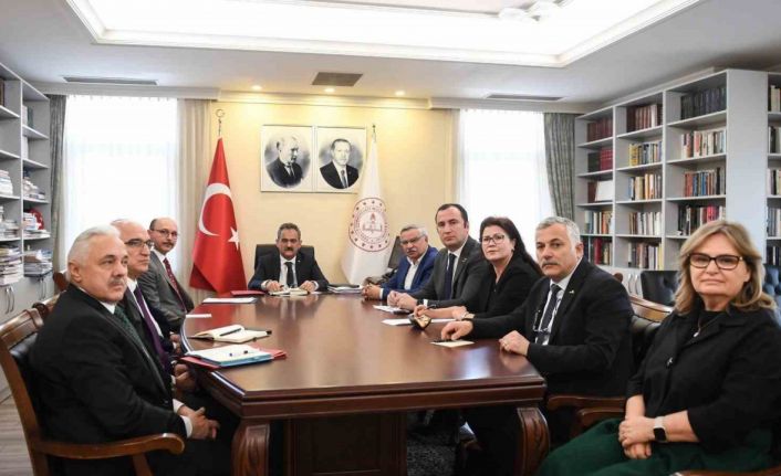 Türk Eğitim-Sen deprem bölgesinde yapılacaklara dair önerileri Bakan Özer’e sundu